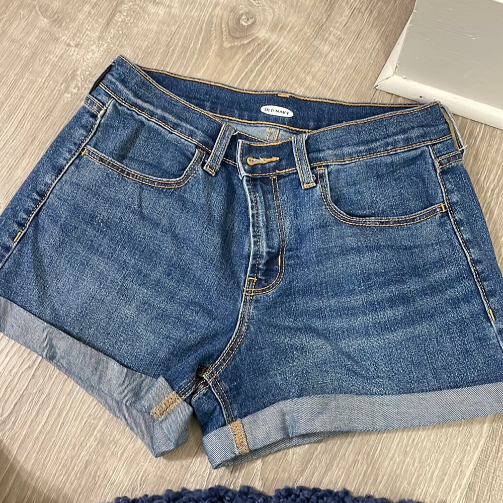 Old navy mid rise shorts like new!